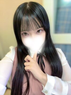 秋葉原リフレ店のメニュー紹介画像。 明るく清潔な施術スペースに、きれいに畳まれたタオルがあり、小さな竹製の梵天耳かき、綿棒の入ったガラス製のコップ、アロマオイル、が木製のトレイの上で上品に整えられている。 人物は登場しない。 癒し、清潔感、安心感が伝わる、シンプルで見やすい広告ビジュアル。 Googleマップの商品登録向け、正方形、やわらかい色調。 画像内に「基本リフレコース」の文字を大きく読みやすく配置。文字色は水色